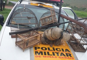 Espingardas, pássaros e material de pesca são apreendidos pela Polícia Militar