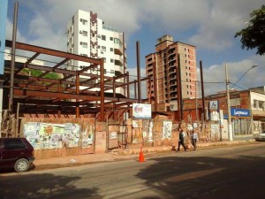 Construção civil em expansão na cidade: Tomada parcial da Avenida Dr. Julio Rodrigues, no Bairro Marajoara