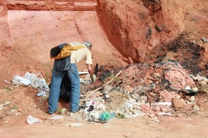 Perto de barrancos, nas encostas, perto de córregos. Muitos terrenos que ainda estão abandonados e que não existe limpeza adequada.