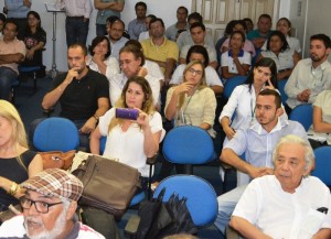 No auditório, médicos e funcionários do Hospital Santa Rosália acompanharam a coletiva 