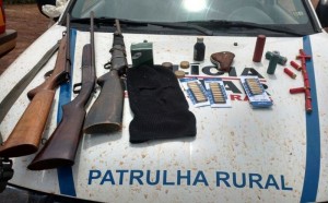 Durante a operação policial foram encontradas três espingardas, munições de diversos calibres e materiais como pólvora, espoletas, esferas de chumbo, utilizados para recarregar armas de fogo