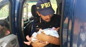 Policial rodoviário acalma bebê após acidente com a mãe e foto causa comoção