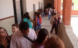 Pais e alunos lotaram os corredores da Escola Municipal Irmã Maria Amália no primeiro dia de aula do ano