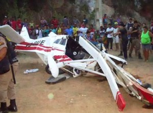 Aeronave pilotada por Nicolaas caiu no centro do campo Zezé Mercedinha, área norte de Teófilo Otoni (Foto: Roberto Oscar Laure)