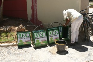 Funcionários da equipe de “Parques e Jardins” instalaram mais lixeiras na Praça Tiradentes, que está em reforma