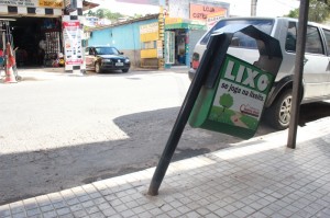 Algumas das lixeiras, instaladas na área central da cidade, foram depredadas por vândalos 