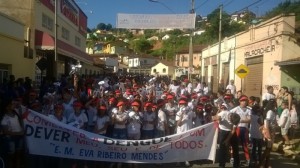 Caminhada contra a dengue promovida pela Superintendência Regional de Saúde de Teófilo Otoni no município de Malacacheta 
