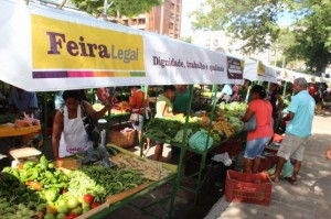 Segundo o Município, a decisão em levar a Feira do Peixe para a praça foi diminuir custos, visto que as tendas em que as feiras anteriores eram montadas tinham significativos custos para os cofres públicos 