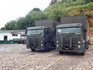 Caminhões padronizados do Exército que efetuaram o transporte do material dos atiradores à unidade do TG 04-018