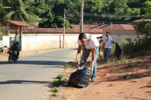 O trabalho de recolhimento de materiais que possam servir de ambiente para a proliferação da larva do mosquito é feito nas vias públicas e residências 