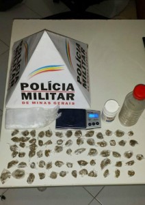 Buchas de maconha e balança de precisão apreendidas pela PM