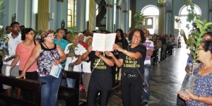 Participação popular durante a Santa Missa, que contou com atos contra o impeachment da presidente Dilma Rousseff 