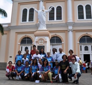 Fiéis em frente a Igreja Matriz após a celebração