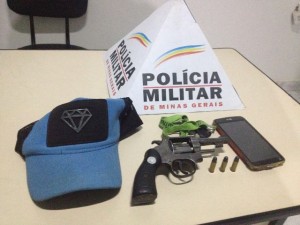 Durante perseguição policial, os criminosos deixaram para trás arma de fogo e motocicleta usada em assalto. Um celular roubado também foi recuperado