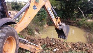 Por determinação do Prefeito Getúlio Neiva, a Prefeitura de Teófilo Otoni, por meio da Secretaria de Agropecuária a Abastecimento encaminhou uma máquina para abrir poços freáticos na região rural e buscar água para tentar salvar a safra