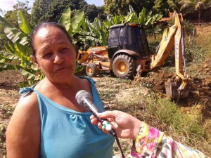 Dona Cenira diz emocionada que a sua esperança é a máquina da Prefeitura para tentar achar água em seu terreno e começar sua safra