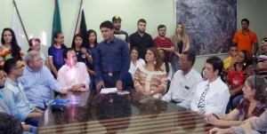 Diretor empossado da Divisão de Cultura, Felipe Lemos, discursa ao lado do prefeito Getúlio Neiva, secretários e demais convidados 
