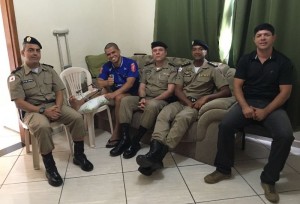 O coronel Pinheiro foi cumprimentar pessoalmente o soldado Juliano pela dedicação, arrojo e comprometimento com a sociedade de Ponto dos Volantes nessa ação policial