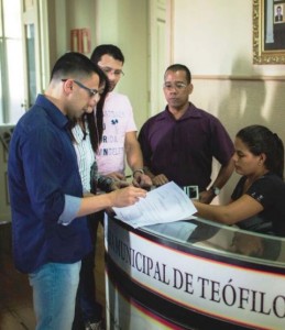 O secretário no momento que protocolava o projeto de lei na Câmara Municipal