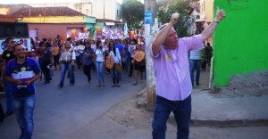 O vice-prefeito e candidato à reeleição, Dr. Ilter, puxou a comitiva do 15 durante todo o percurso pelo bairro Palmeiras