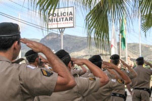 Militares perfilados durante hasteamento da bandeira nacional