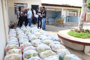 Prefeitura inicia distribuição de alimentos arrecadados no show de Léo Magalhães
