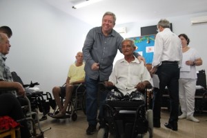 Prefeitura entrega cadeiras motorizadas a pacientes do município