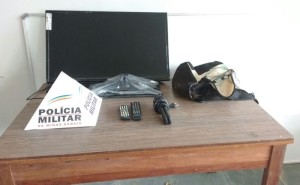 Um dos três envolvidos perseguidos pela polícia conseguiu fugir depois de dispensar o material furtado, que foi apreendido (foto) e posteriormente entregue ao proprietário