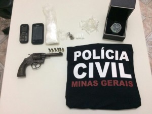 – De acordo com a Polícia Civil, uma arma com a numeração raspada, seis munições, três pinos de cocaína, três buchas de maconha e dois celulares foram encontrados com o autor