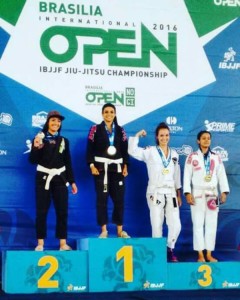 Ana Luiza Esteves (faixa branca), atleta da Alemão TEAM foi campeã do torneio de jiu jitsu