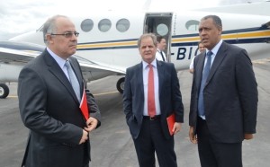 Desconto articulado por Neilando Pimenta junto a Codemig baixou em 20% o valor das passagens entre Teófilo Otoni e Belo Horizonte (na foto o deputado com integrantes da Codemig no Aeroporto Kemil Kumaira) 