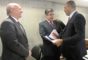 Deputado Neilando Pimenta discutindo os descontos com o presidente da Codemig, Marco Antônio Castello Branco (Foto crédito: Patrícia Barros)