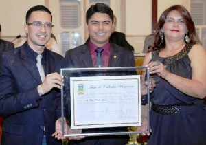 Felipe Lemos acompanhado pela sua mãe, a professora Jane Ribeiro, recebendo o título de Cidadão Honorário das mãos do vereador Thalles Contão