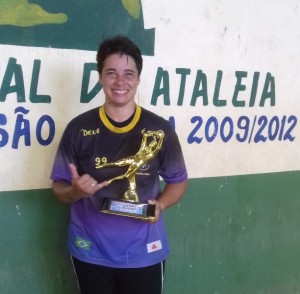 Gislane Camargos com o troféu de goleira menos vazada da competição