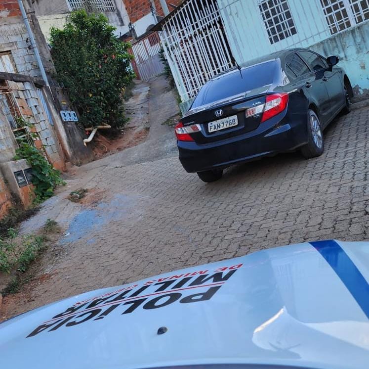 Honda Civic furtado nesta madrugada em Teó é recuperado abandonado em rua do bairro Planalto, em Valadares