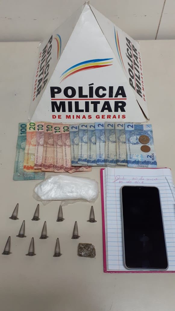 PM apreende caderno de anotações do tráfico com vendedores de drogas no Morro da Copasa, em T. Otoni