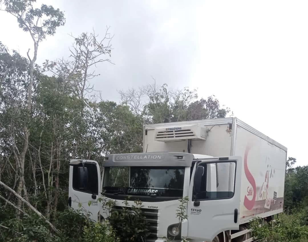 Caminhão de Teófilo Otoni tomado de assalto em Itaobim é encontrado abandonado perto de Cachoeira de Pajeú