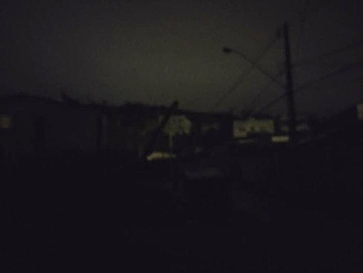 Moradores do bairro Laranjeiras estão sem luz desde as 19h em Teó e Cemig diz que não há previsão de volta