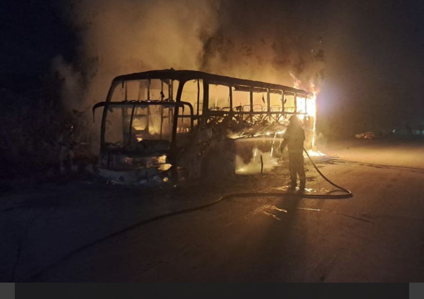 Ônibus da NB Turismo que vinha de BH a Teófilo Otoni pega fogo e fica totalmente incendiado no Vale do Aço