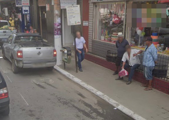 Usuários do transporte coletivo em Teó reclamam da colocação de grades em ponto na Luiz Boali: “Pra não sentarmos”