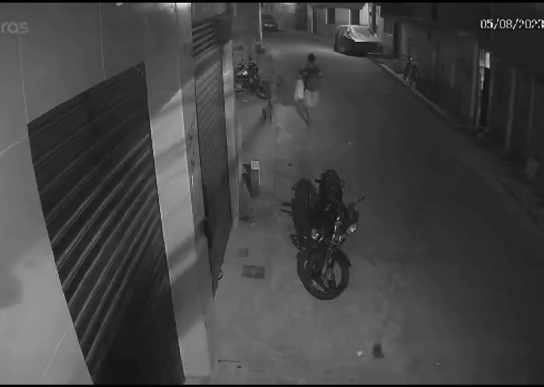 Vídeo: Homem é flagrado furtando bicicleta na Rua Raul Rodrigues, no Morro do Cemitério, em Teófilo Otoni