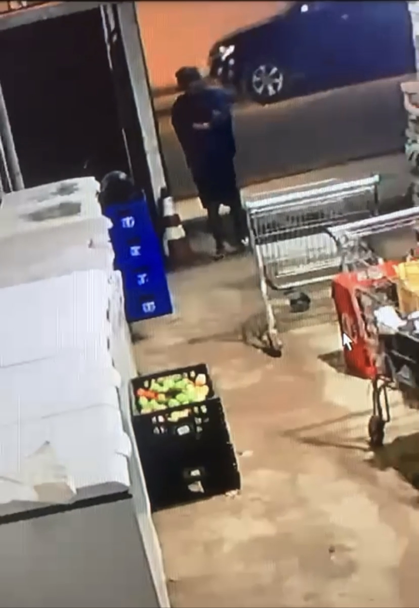 Homem furta bicicleta em supermercado de Teófilo Otoni e sai pedalando