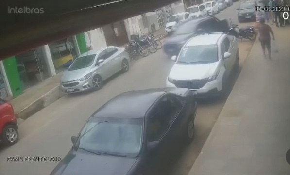 Acidente entre carro e motoboy ontem no centro de Almenara quase termina em atropelamento