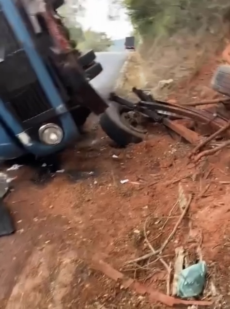 Motorista cochila ao volante e caminhão tomba na BR-116 a 8 KM de Padre Paraíso