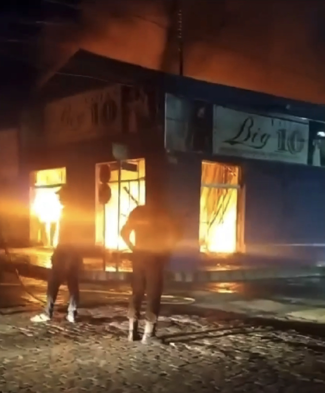 Incêndio destrói lojas no Centro de Itaobim na madrugada desta quinta-feira (07)