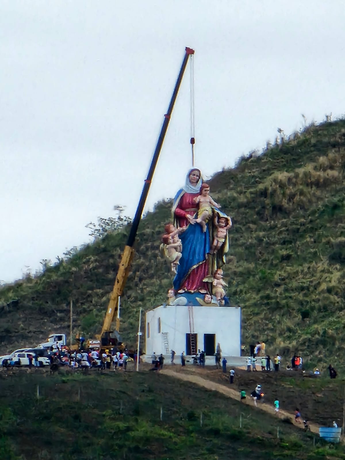 Itambacuri acaba de içar estátua de Nossa Senhora dos Anjos, padroeira da cidade, com 20 metros de altura”