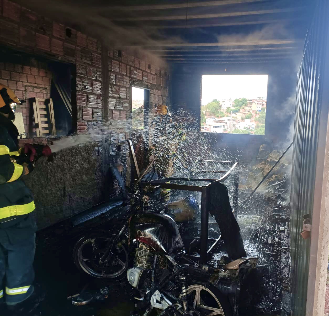 Parte de residência pega fogo na Vila Esperança, em Teó e proprietário perde duas motos; CB apagou o incêndio
