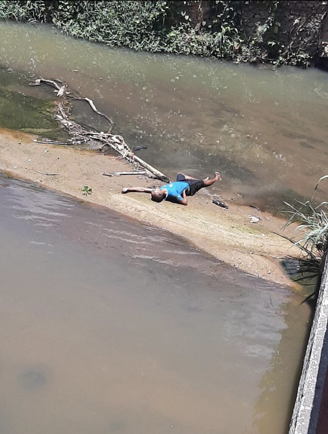 Homem corre pela Luiz Boali, pula no meio do Rio Todos os Santos e cai em banco de areia, em T. Otoni