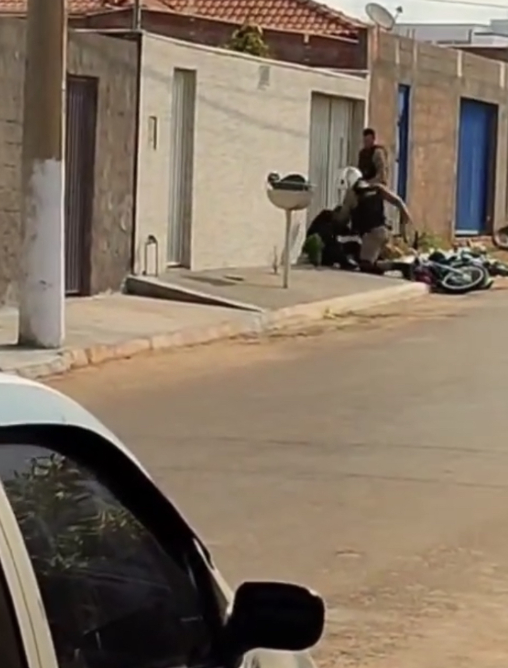 Motociclista de 18 anos é imobilizado e surrado por dois policiais após não obedecer ordem de parada em Capelinha