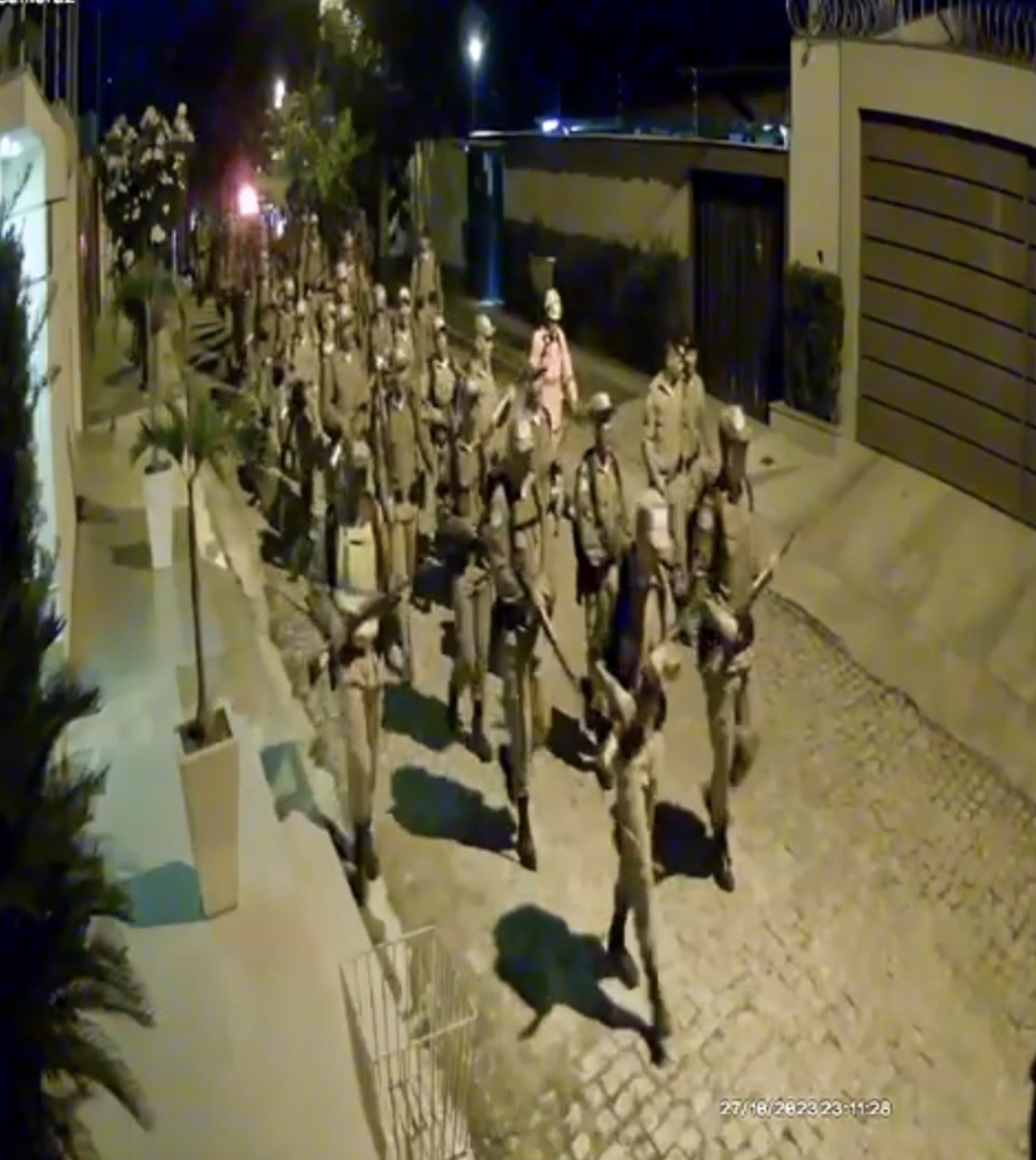 Polícia Militar de Teófilo Otoni faz longo treinamento de caminhada pelas ruas da cidade na noite desta sexta-feira